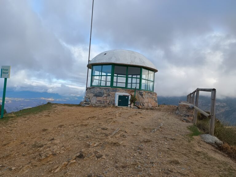 Mirador en lo alto de una colina en Sierra Nevada