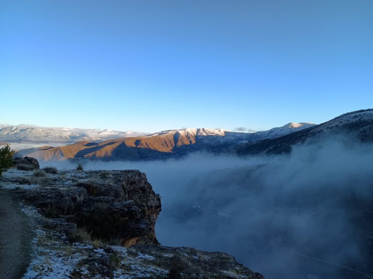Amanecer sobre el mar de nubes de Sierra Nevada desde Monachil (Granada)