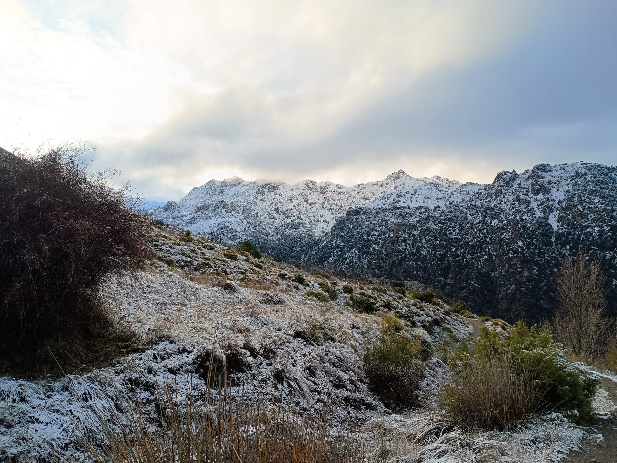 Paisaje de montaña que rodea el Instituto Vúskeda by Plenimus