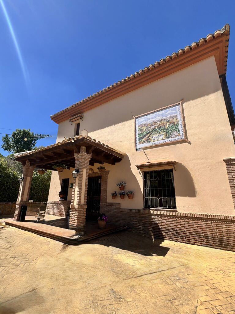 Fachada del Hotel La Encina Centenaria en Monachil